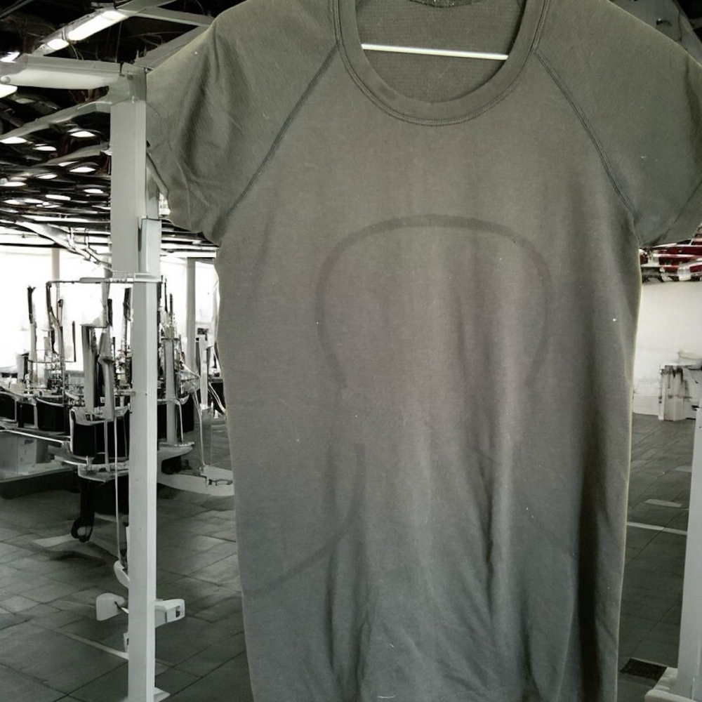 Lululemon Men's Gray T Shirt Size Small
